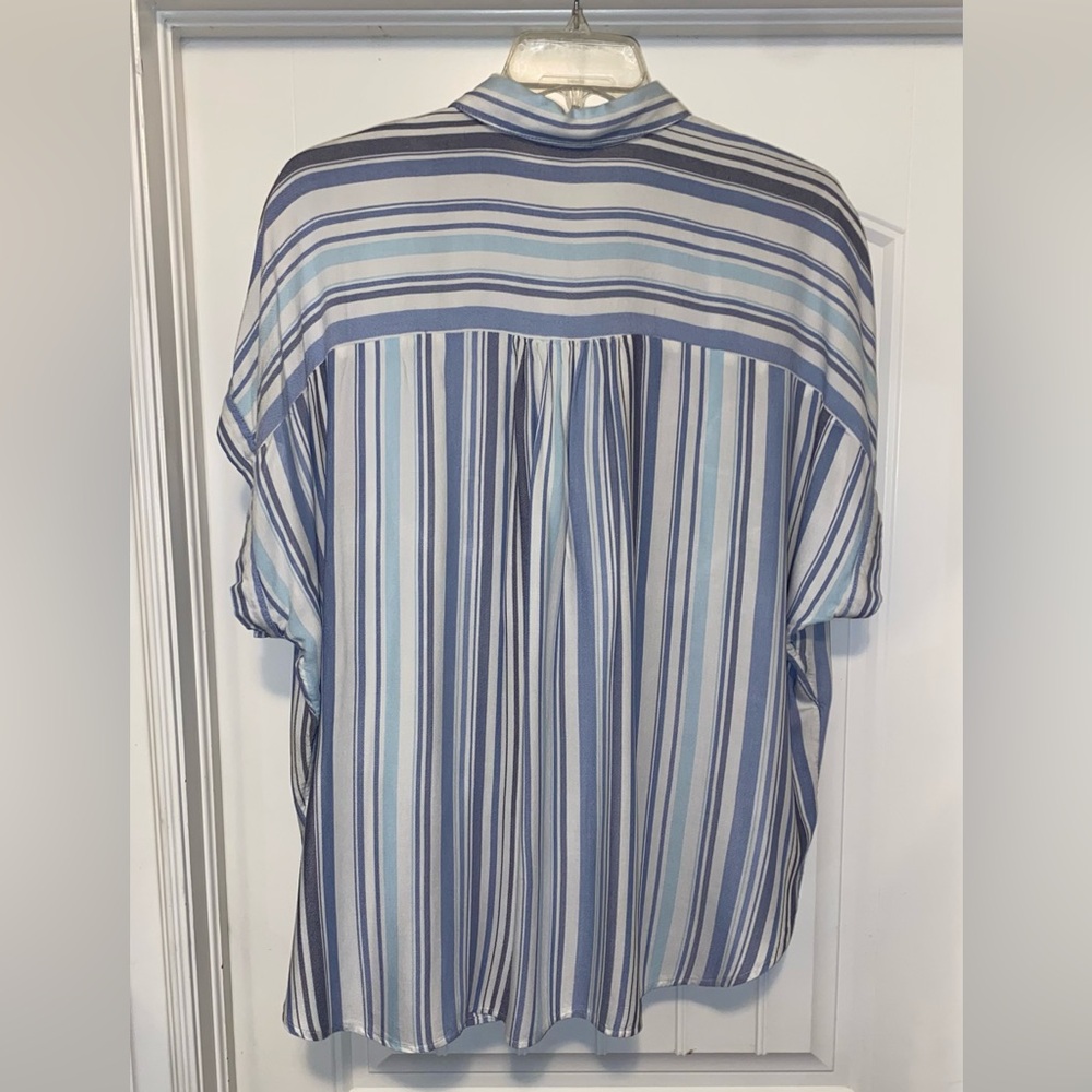 👕Time and Tru Blue and White Striped Button Down Shirt - Picture 3 of 10